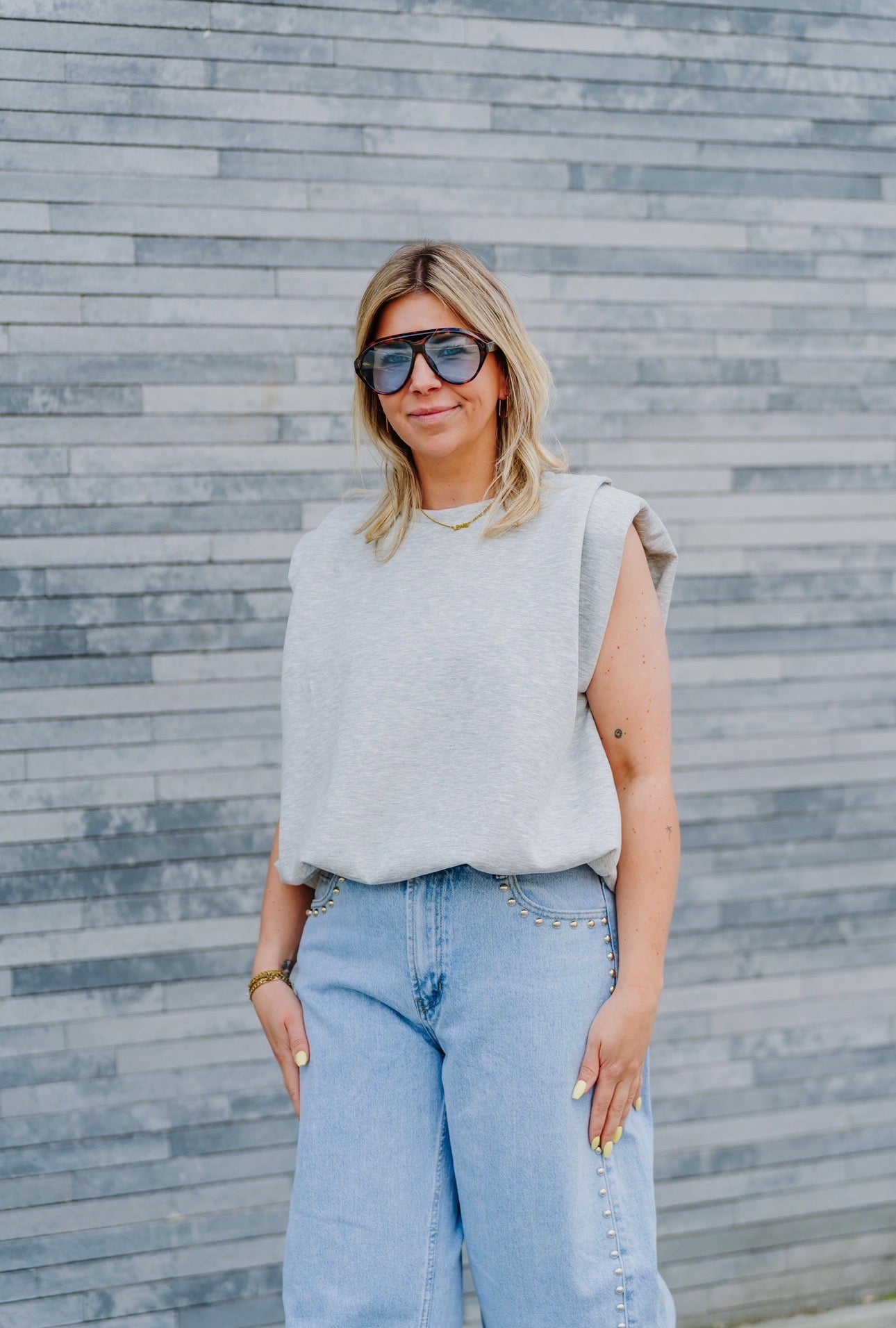 Top padded shoulders grey